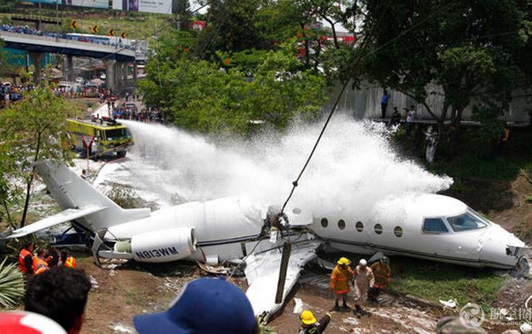 一架私人飞机坠毁六个人存活