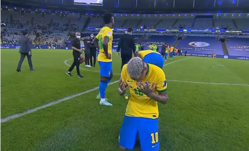 阿根廷球员集体跪地痛哭